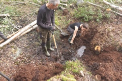 Först grävde vi en djup fåra som sedan fylldes med torv och därefter stockar.